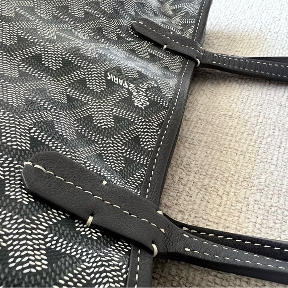 GOYARD
Goyardine Reversible Mini Anjou Grey 2024 - Picture 15 of 16